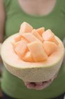 Donna con melone tagliato a dadini — Foto stock