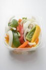 Gemüsescheiben in geöffnetem Plastikbehälter — Stockfoto