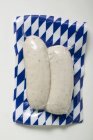 Primo piano di due salsicce Weisswurst in confezione — Foto stock