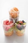 Frutas frescas en tinas de plástico - foto de stock