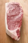 Steak de boeuf sur bois — Photo de stock