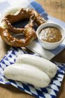 Weisswurst em embalagens com pretzel — Fotografia de Stock