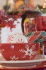 Сервировка стола с рождественскими украшениями — стоковое фото