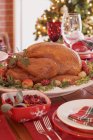 Tavolo natalizio con tacchino arrosto — Foto stock