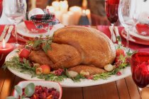 Tavolo natalizio con tacchino arrosto — Foto stock