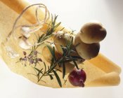 Patatas con hierbas, cebolla y ajo al horno pergamino sobre fondo blanco - foto de stock