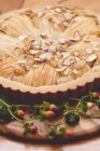 Apple tart with flaked almonds — Stock Photo
