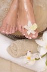 Vista ritagliata di piedi femminili sopra bagno rilassante — Foto stock
