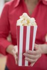 Donna che tiene popcorn — Foto stock