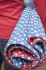 Женщина проводит пикник ткань с узорами звезд — стоковое фото