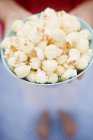 Frau mit Popcorn — Stockfoto
