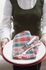 Femme tenant vaisselle pour Noël — Photo de stock