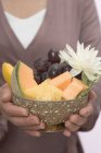 Donna che tiene ciotola di frutta fresca — Foto stock