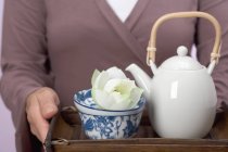 Donna che tiene vassoio di tè — Foto stock