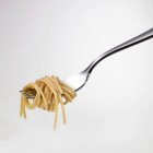 Свежие спагетти на вилке — стоковое фото