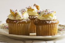 Cupcakes com polvilhas na placa — Fotografia de Stock