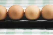 Rangée d'œufs bruns — Photo de stock