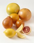 Ganze und in Scheiben geschnittene Zitrusfrüchte — Stockfoto