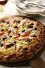 Колбаса и овощная пицца — стоковое фото