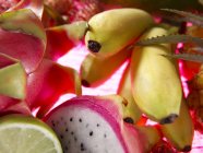 Vista de cerca de la naturaleza muerta de frutas exóticas - foto de stock
