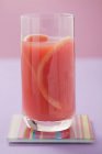 Vaso de zumo de pomelo rosa - foto de stock