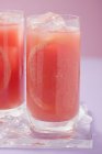 Дві склянки рожевого грейпфрутового соку — стокове фото