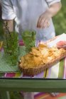 Крупним планом тортилья чіпси, сальса і напої з дитиною на фоні — стокове фото