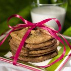 Pilha de cookies amarrada com uma fita rosa — Fotografia de Stock