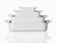 Крупним планом вкладені страви для випічки на білій поверхні — стокове фото