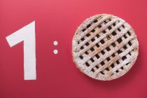 Closeup view of Number one and Linzer torte as zero symbolising score — Stock Photo