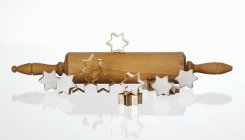 Cinnamon stars and rolling pin — Stock Photo