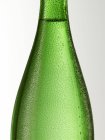 Vista da vicino della bottiglia di vetro verde con condensazione — Foto stock