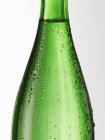 Vue rapprochée de bouteille en verre vert avec condensation — Photo de stock