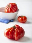 Tres tomates feos - foto de stock