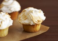 Cupcakes garniert mit gebranntem Baiser — Stockfoto