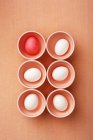 Uova in ciotole rosa — Foto stock