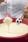 Femme mangeant fondue au fromage — Photo de stock