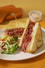 Sandwich au corned beef — Photo de stock