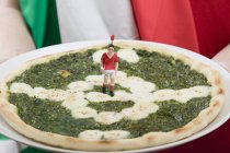Tifoso di calcio che tiene pizza — Foto stock