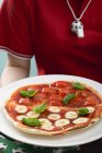 Calciatore che tiene la pizza — Foto stock