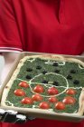 Futebolista segurando pizza — Fotografia de Stock