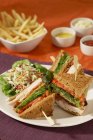 Turchia Club Sandwich con Slaw e patatine fritte sulla superficie rossa — Foto stock