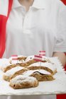 Woman holding pieces of apple strudel — Stock Photo