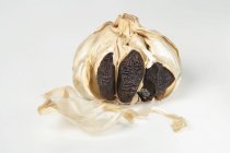 Зрелый чёрный чеснок — стоковое фото