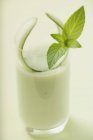 Bebida de pepino com folha de hortelã — Fotografia de Stock
