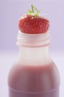 Bebida de fresa en botella de plástico - foto de stock