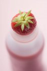 Boisson fraise en bouteille plastique — Photo de stock
