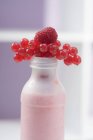 Boisson Berry en bouteille plastique — Photo de stock