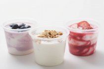 Йогурты с ягодами и хлопьями — стоковое фото