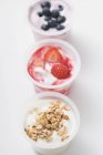 Iogurtes com bagas e cereais — Fotografia de Stock
